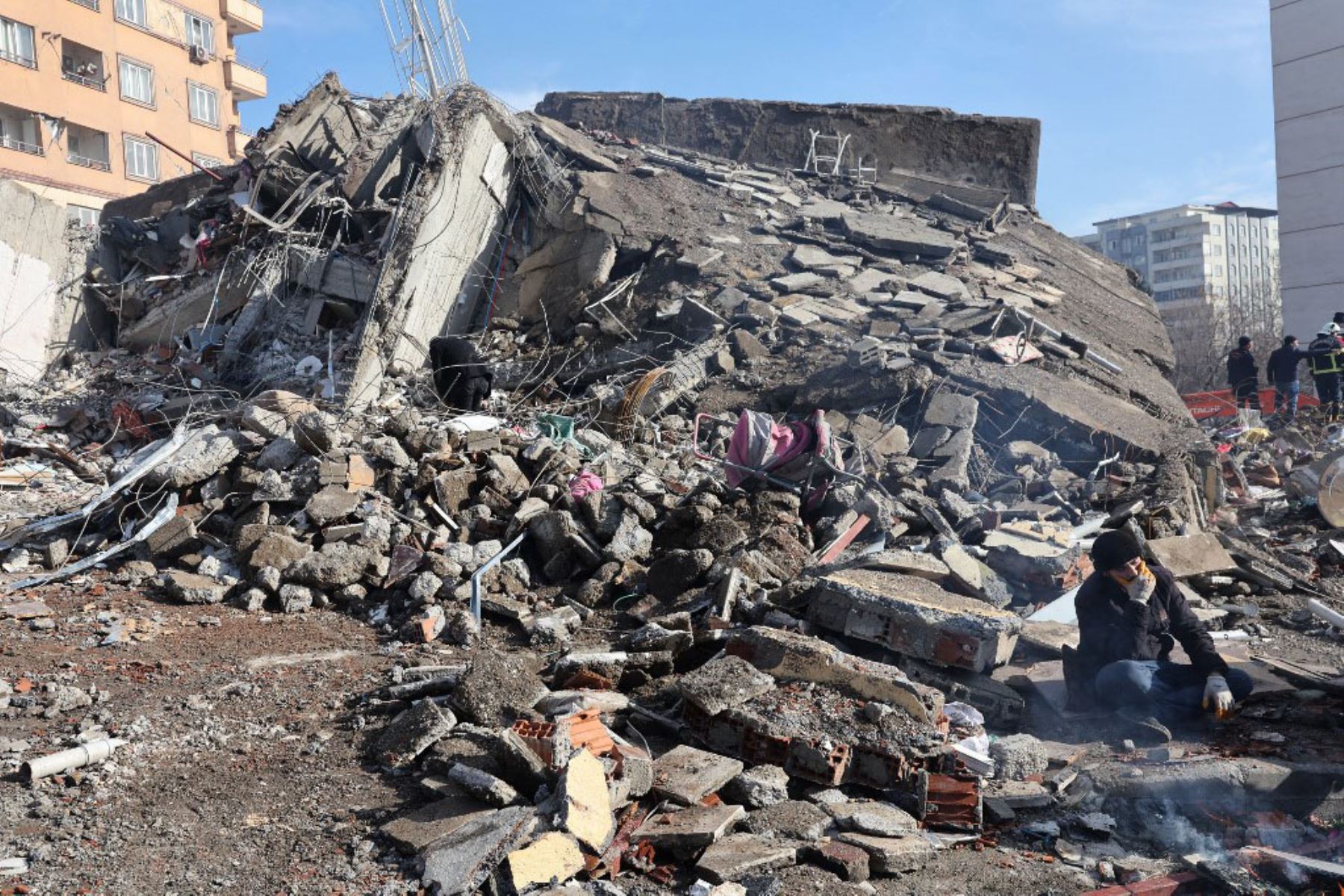 Un hombre se sienta sobre los escombros de un edificio derrumbado en Kahramanmaras, cerca del epicentro del terremoto. Foto: AFP