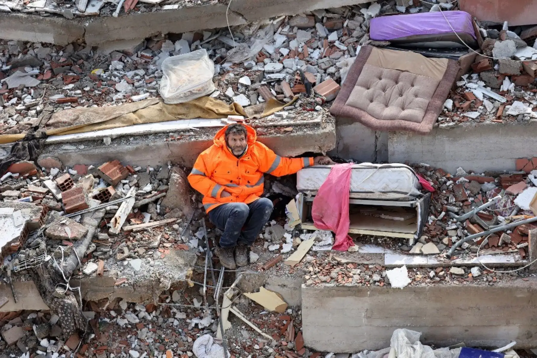Mesut Hancer sostiene la mano de su hija Irmak, de 15 años, quien murió en el terremoto. Foto: AFP