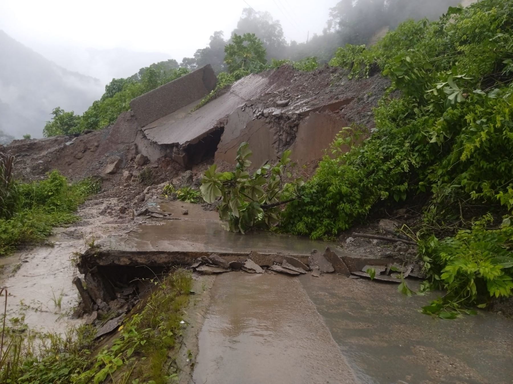 Los huaicos y deslizamientos, causados por las lluvias intensas, son ahora otro factor que afecta el tránsito en carreteras de tres regiones del país. ANDINA/Difusión