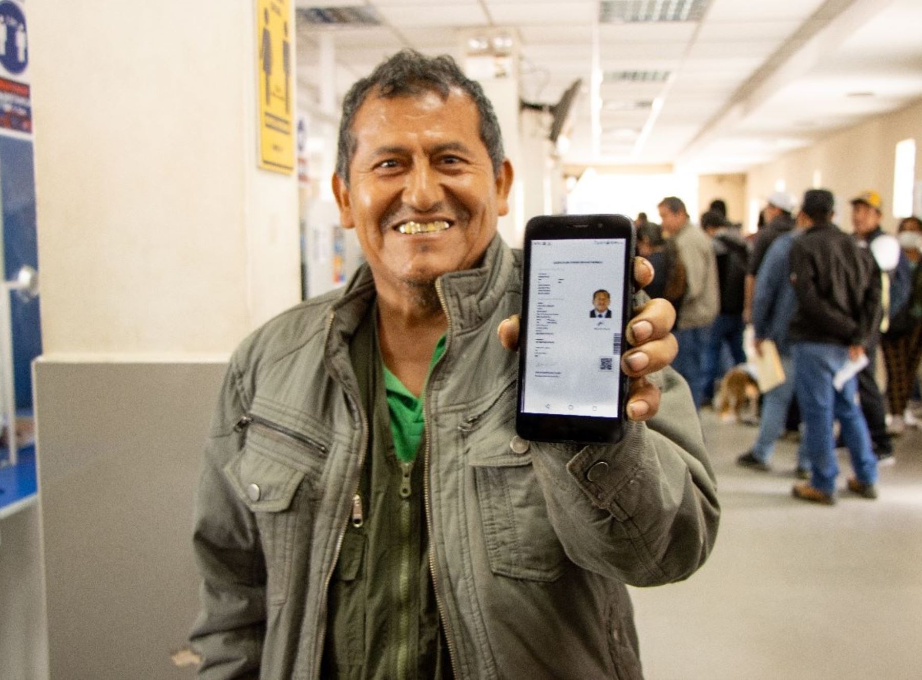 Juan José Páucar Carrión, poblador del distrito de Yanatile, provincia de Calca, se convirtió en el primer conductor de Cusco en obtener su brevete electrónico de esta región. ANDINA/Difusión