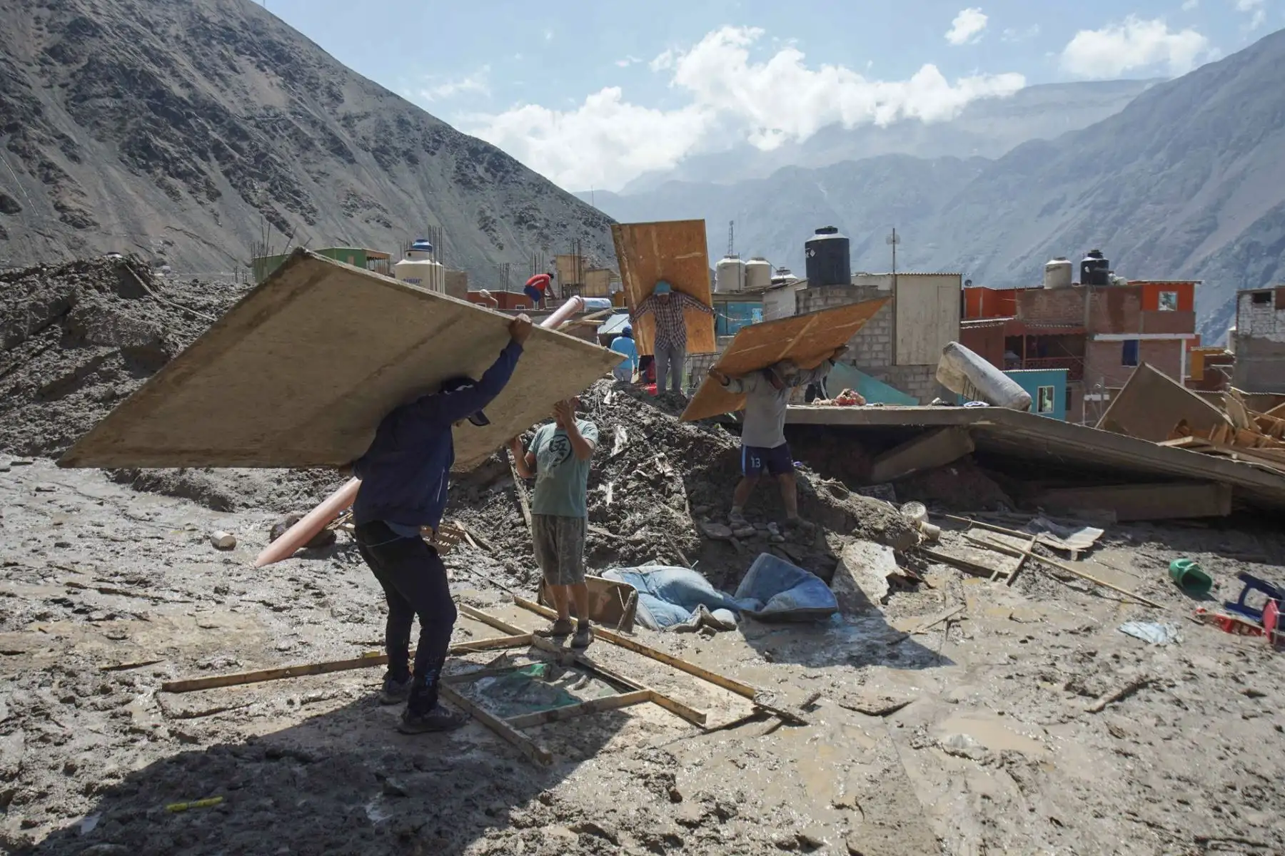 Personas caminan entre los escombros ocasionados por el alud en el pueblo de Secocha, hoy en Arequipa (Perú). Los servicios de rescate de Perú siguen buscando este martes a decenas de desaparecidos tras los aludes que arrasaron diversos puntos del sureño departamento de Arequipa, donde, hasta el momento, las autoridades han confirmado la muerte de 15 personas y daños a cientos de viviendas.

Foto: EFE