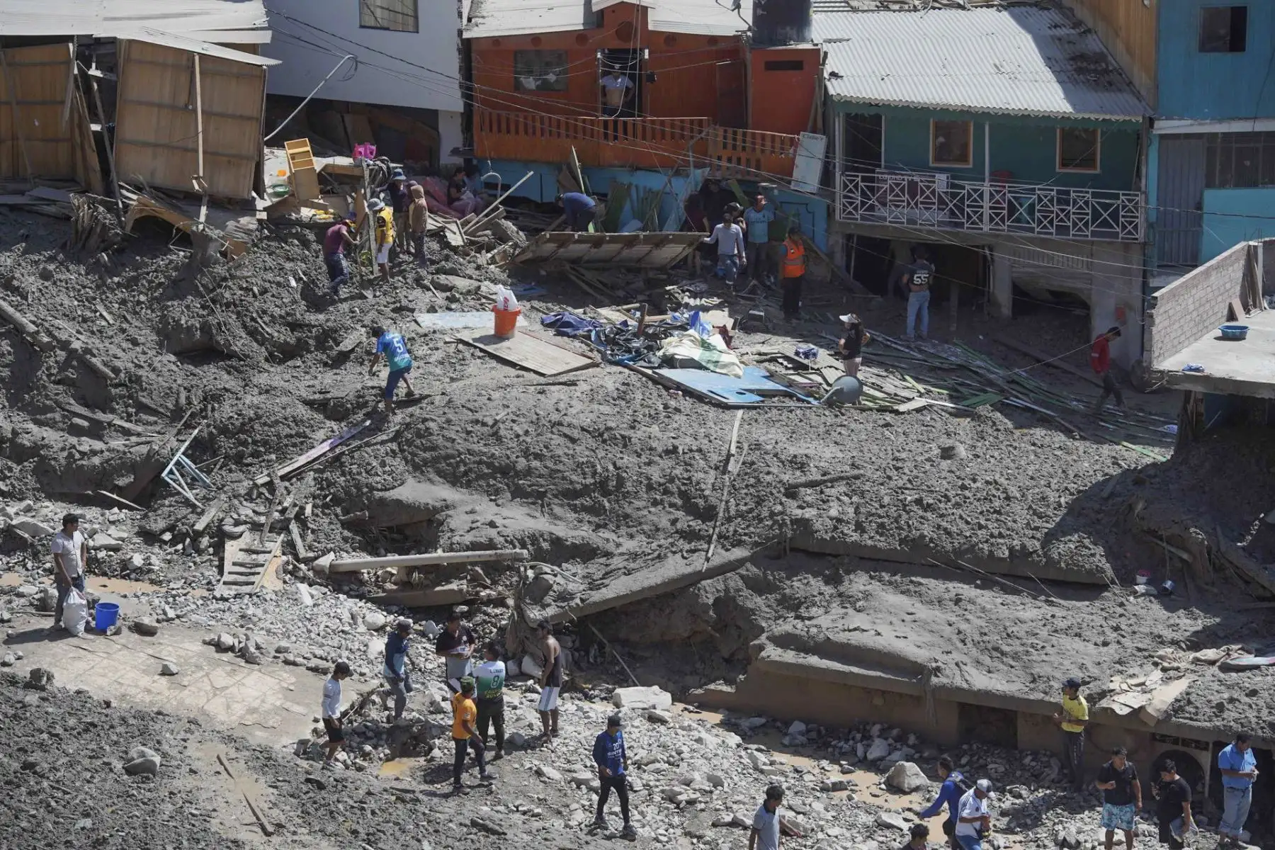 Fotografía que muestra los daños ocasionados por el alud en el pueblo de Secocha, hoy en Arequipa (Perú). Los servicios de rescate de Perú siguen buscando este martes a decenas de desaparecidos tras los aludes que arrasaron diversos puntos del sureño departamento de Arequipa, donde, hasta el momento, las autoridades han confirmado la muerte de 15 personas y daños a cientos de viviendas.

Foto: EFE