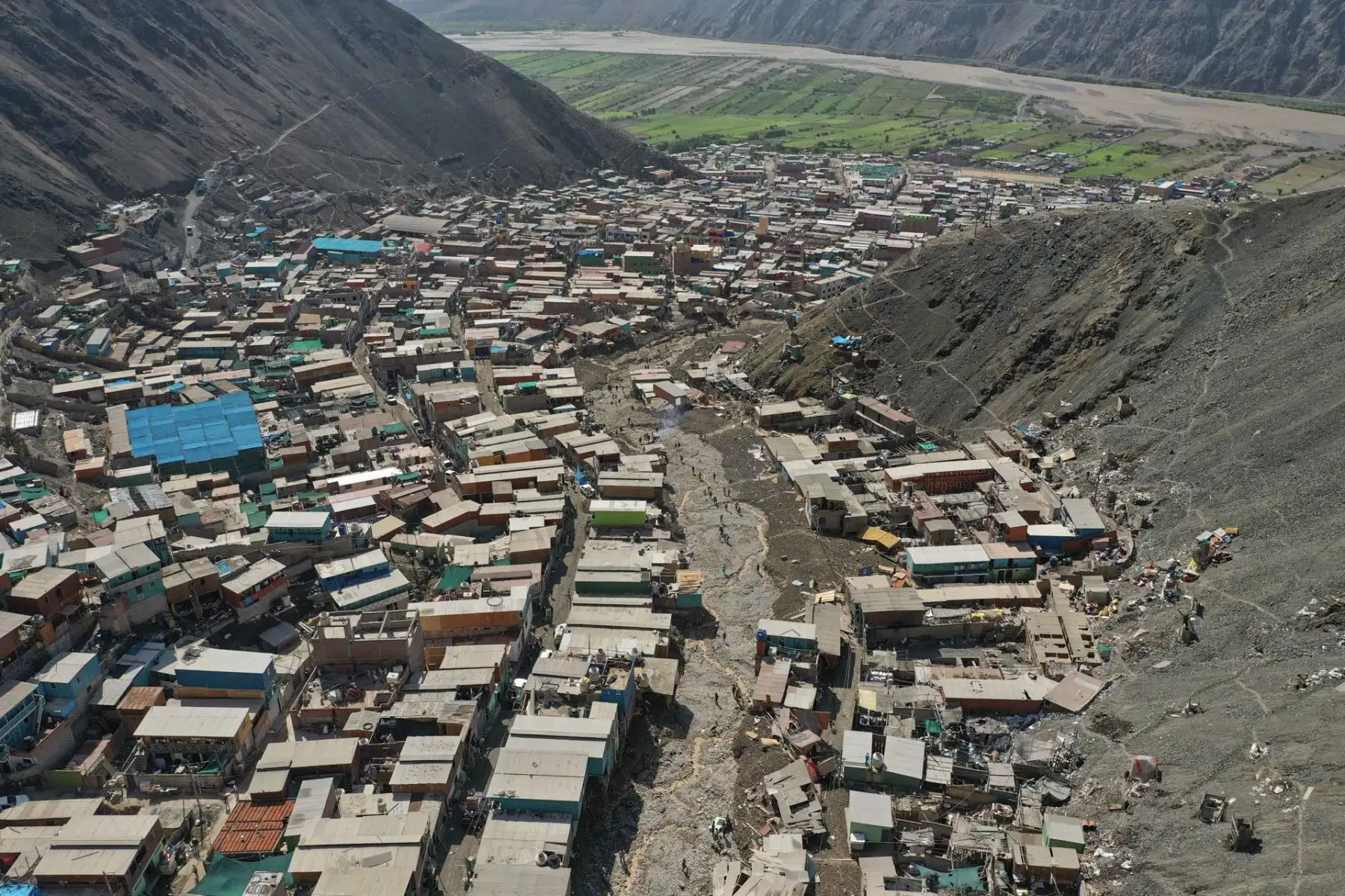 Fotografía que muestra los daños ocasionados por el alud en el pueblo de Secocha, hoy en Arequipa (Perú). Los servicios de rescate de Perú siguen buscando este martes a decenas de desaparecidos tras los aludes que arrasaron diversos puntos del sureño departamento de Arequipa, donde, hasta el momento, las autoridades han confirmado la muerte de 15 personas y daños a cientos de viviendas.

Foto: EFE