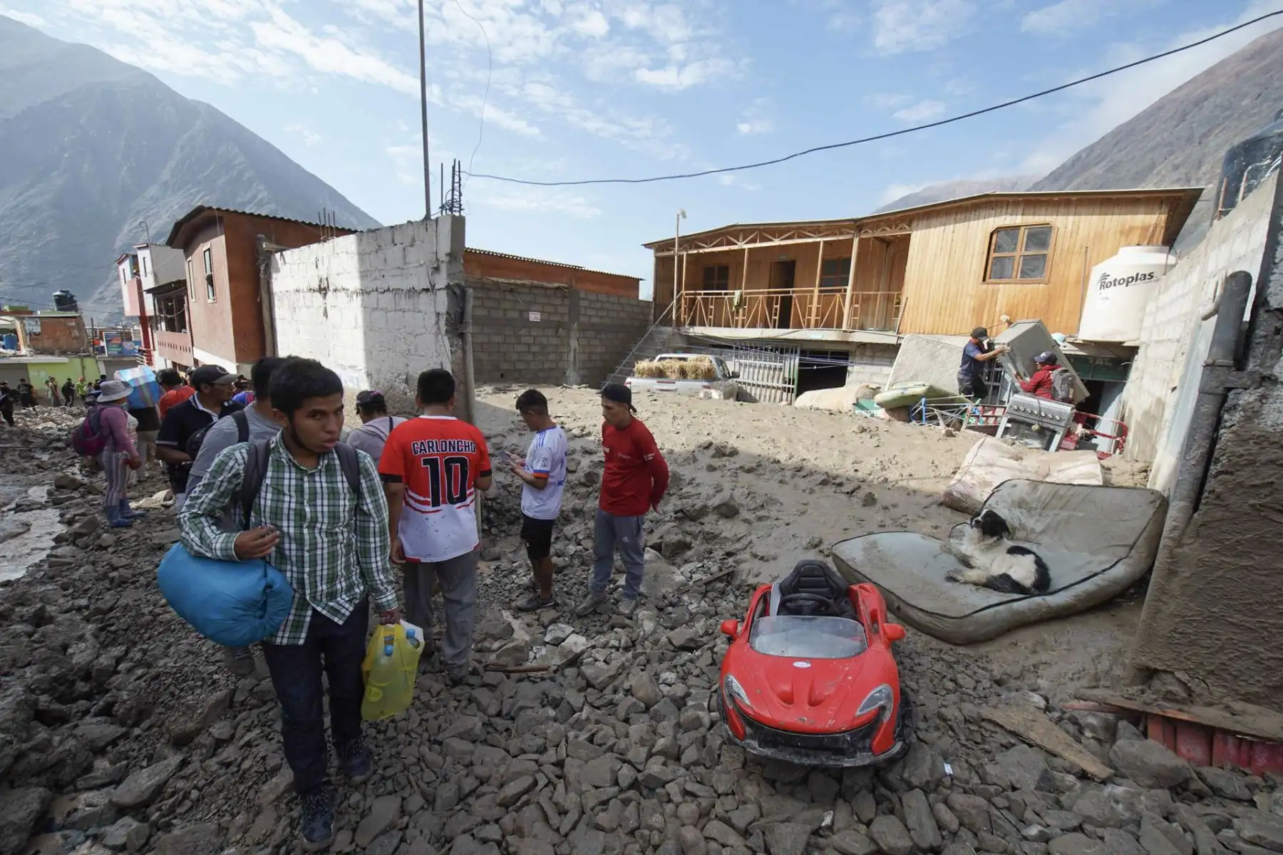 Personas caminan entre los escombros ocasionados por el alud en el pueblo de Secocha, hoy en Arequipa (Perú). Los servicios de rescate de Perú siguen buscando este martes a decenas de desaparecidos tras los aludes que arrasaron diversos puntos del sureño departamento de Arequipa, donde, hasta el momento, las autoridades han confirmado la muerte de 15 personas y daños a cientos de viviendas. 

Foto: EFE