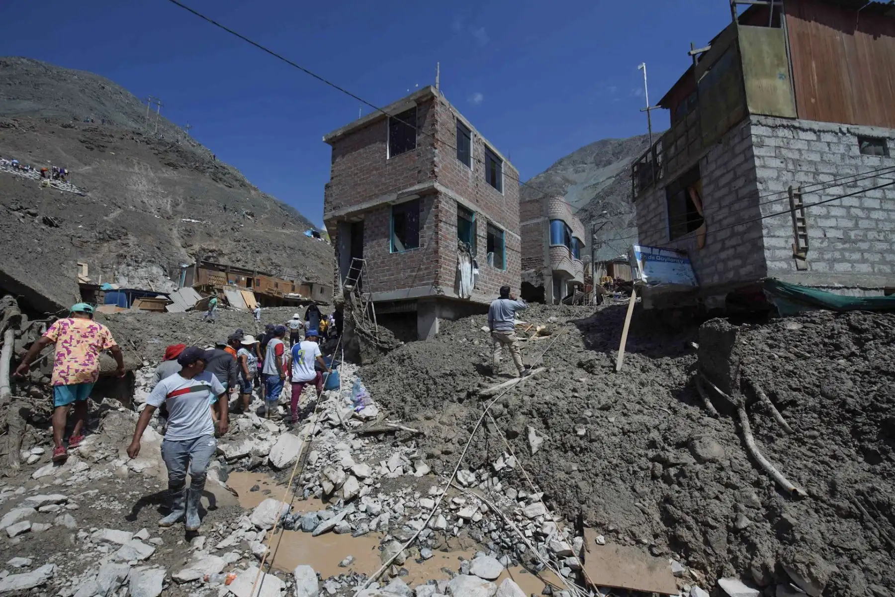 Personas caminan entre los escombros ocasionados por el alud en el pueblo de Secocha, hoy en Arequipa (Perú). Los servicios de rescate de Perú siguen buscando este martes a decenas de desaparecidos tras los aludes que arrasaron diversos puntos del sureño departamento de Arequipa, donde, hasta el momento, las autoridades han confirmado la muerte de 15 personas y daños a cientos de viviendas. 

Foto: EFE