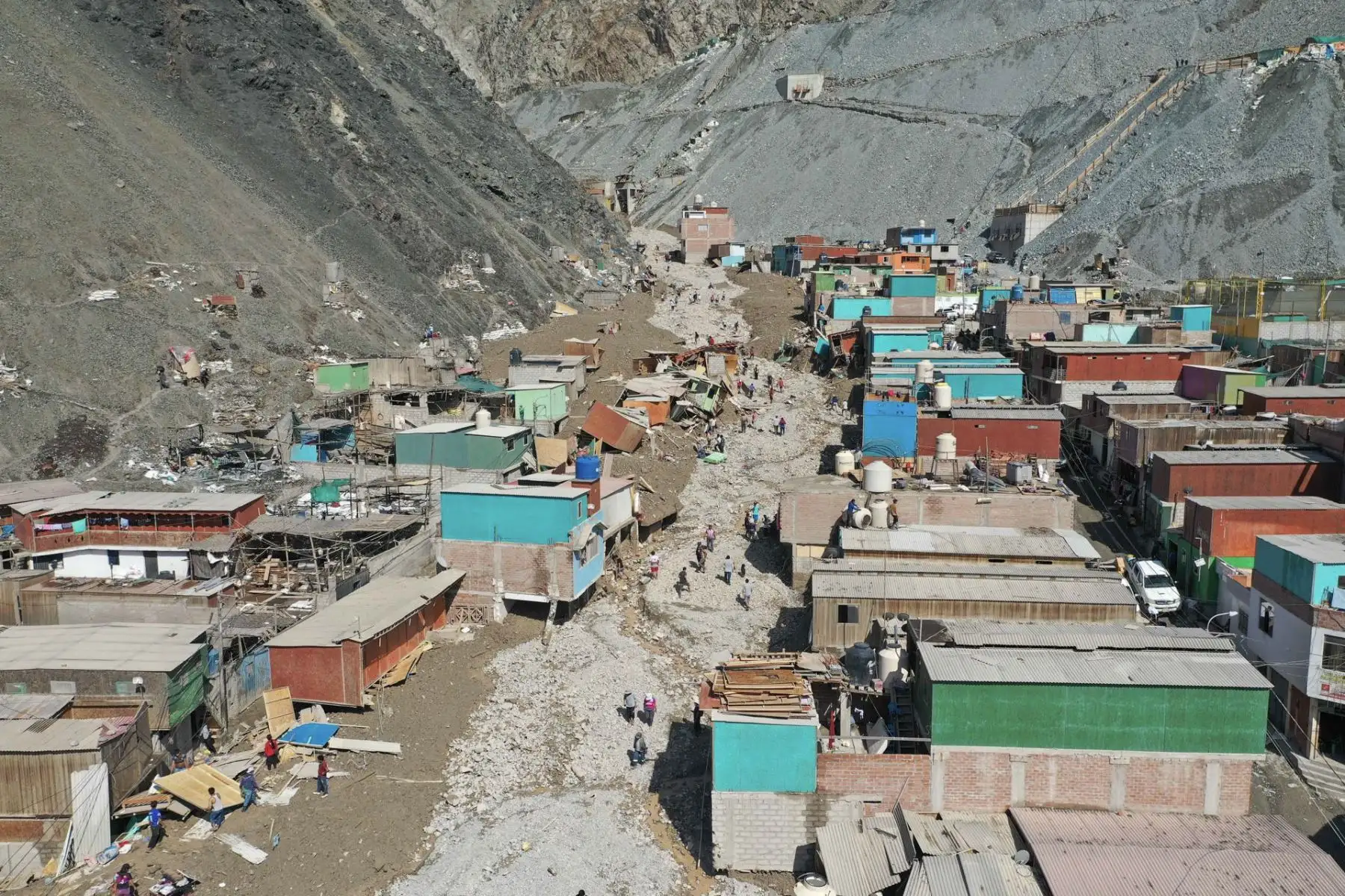 Fotografía que muestra los daños ocasionados por el alud en el pueblo de Secocha, hoy en Arequipa (Perú). Los servicios de rescate de Perú siguen buscando este martes a decenas de desaparecidos tras los aludes que arrasaron diversos puntos del sureño departamento de Arequipa, donde, hasta el momento, las autoridades han confirmado la muerte de 15 personas y daños a cientos de viviendas.

Foto: EFE