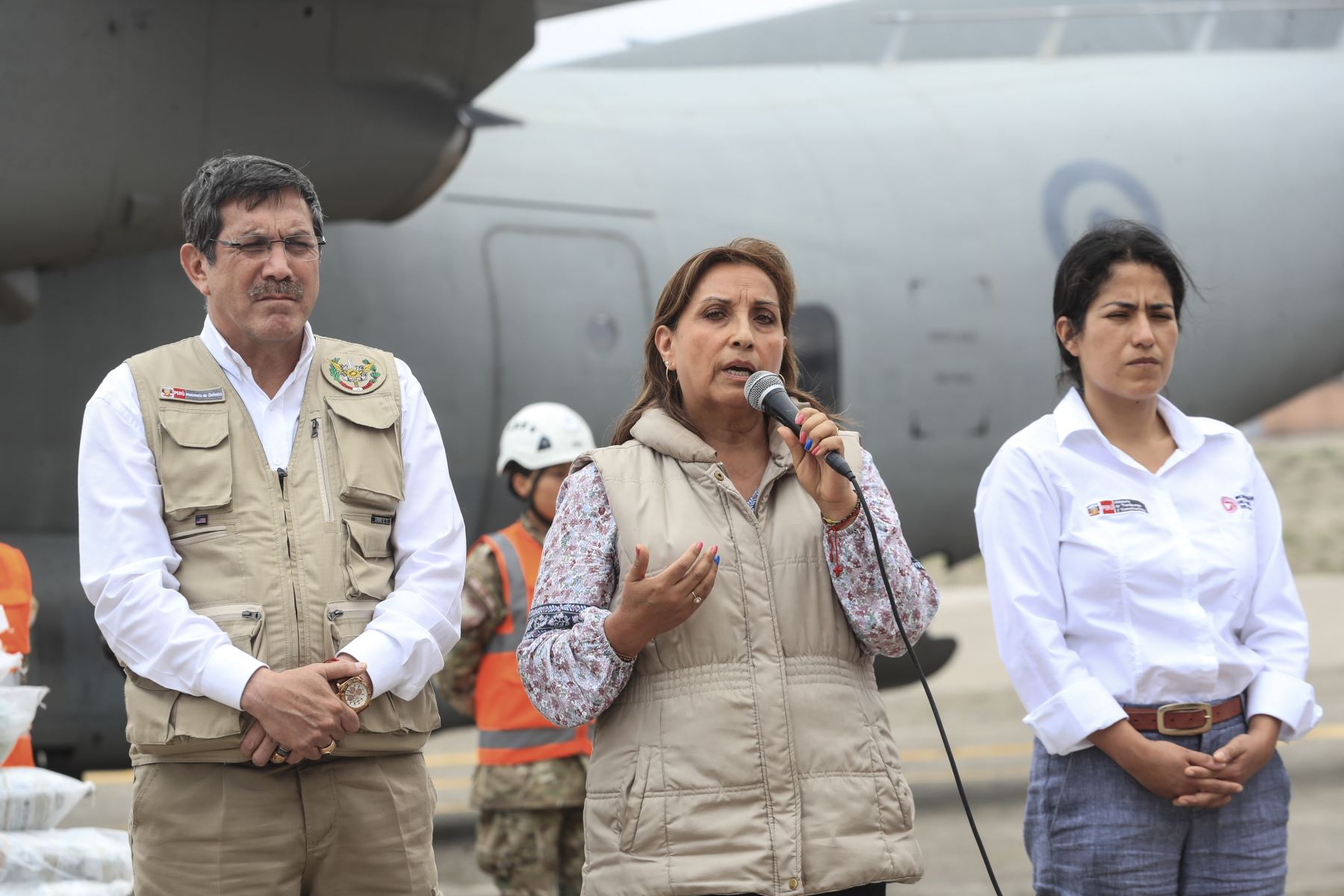 la Jefa del Estado se encuentra en Arequipa supervisando la entrega de ayuda humanitaria a los damnificados por los huaicos y realizó un sobrevuelo por las zona afectadas.

Foto:ANDINA/Presidencia Perú