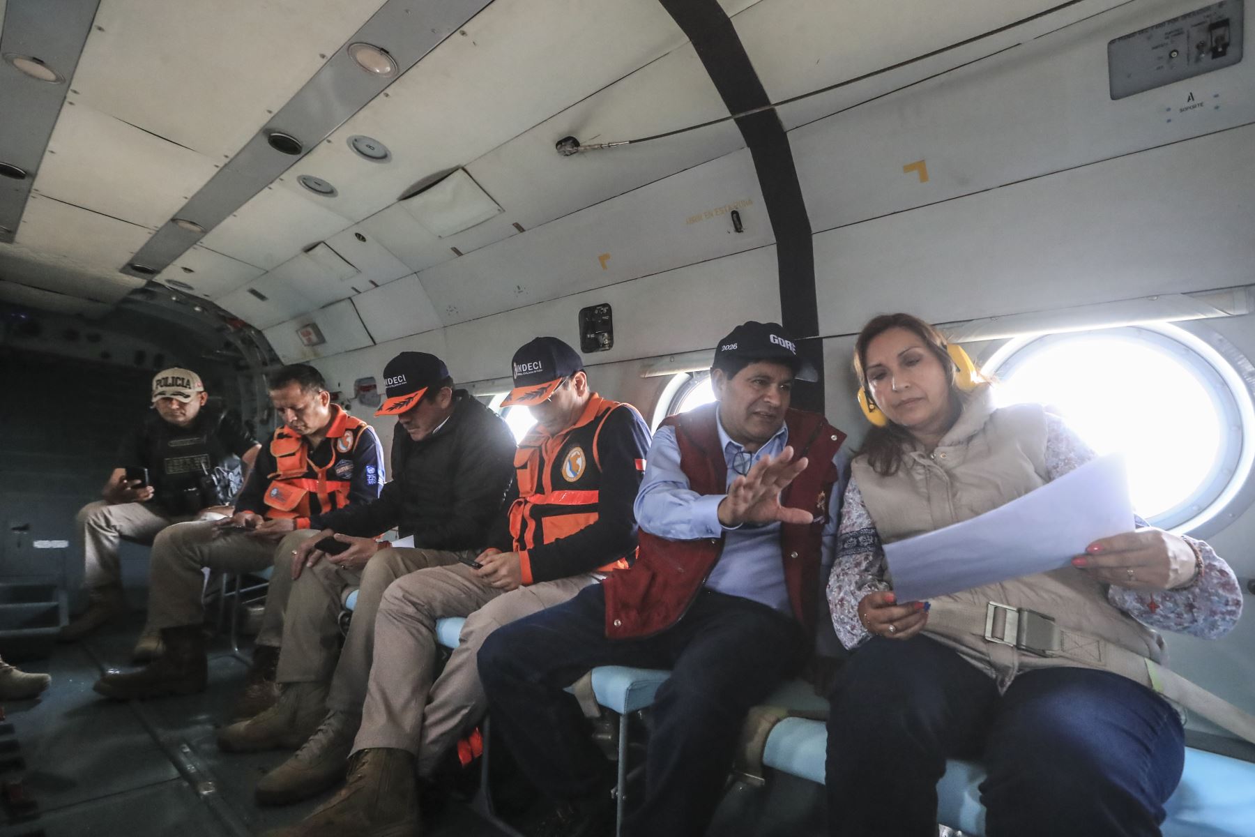 la Jefa del Estado se encuentra en Arequipa supervisando la entrega de ayuda humanitaria a los damnificados por los huaicos y realizó un sobrevuelo por las zona afectadas.

Foto:ANDINA/Presidencia Perú