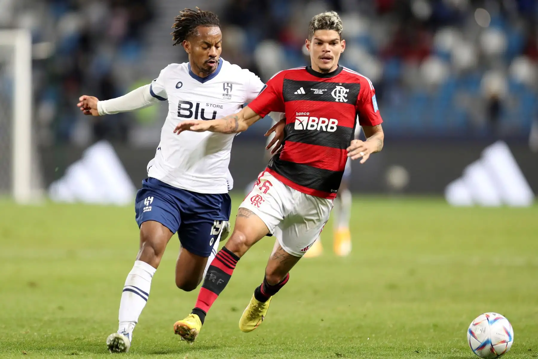 André Carrillo (i) cumple un gran trabajo en el partido con el Flamengo de Brasil por el Mundial de Clubes. Foto: EFE