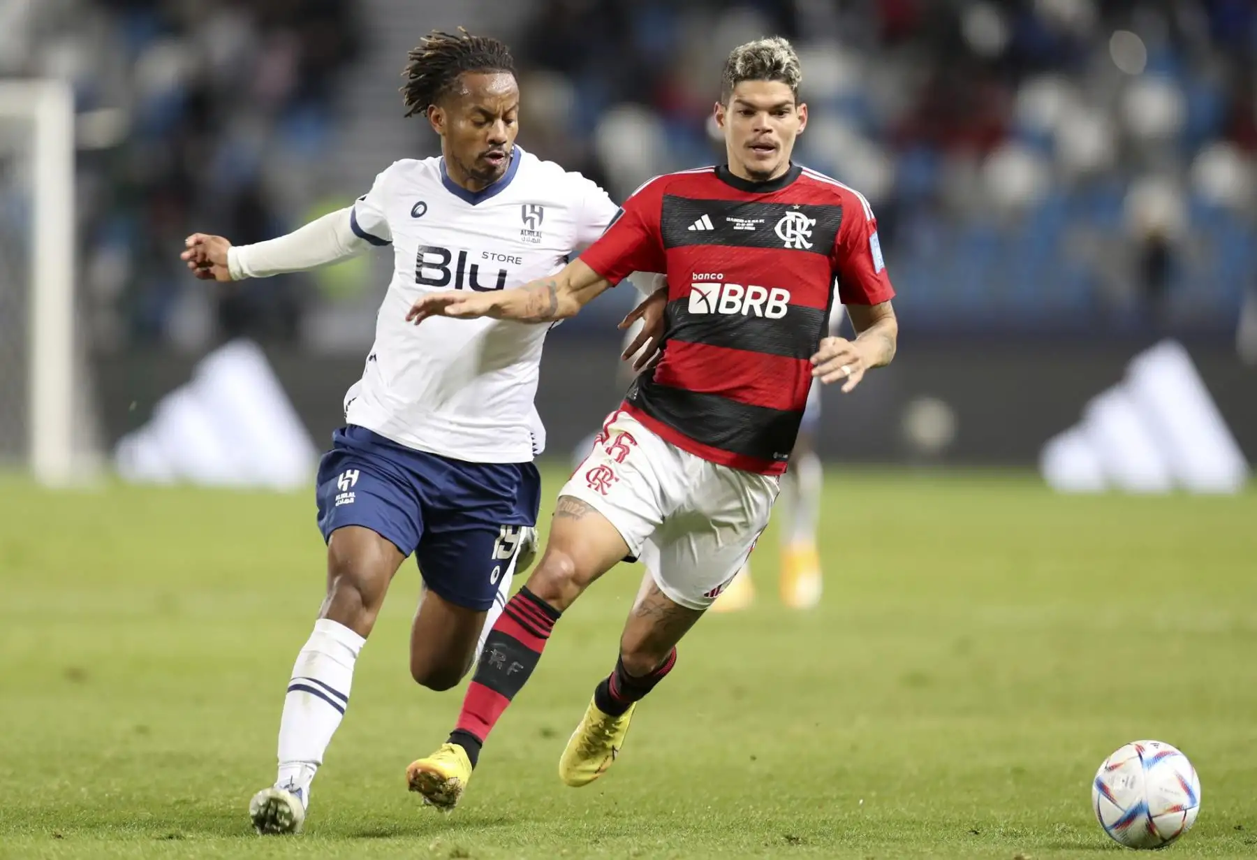 Ayrton Lucas de Flamengo en acción contra Andre Carrillo de Al Hilal durante el partido semifinal de la Copa Mundial de Clubes de la FIFA entre CR Flamengo y Al Hilal SFC en Tánger, Marruecos, el 07 de febrero de 2023.

Foto: EFE