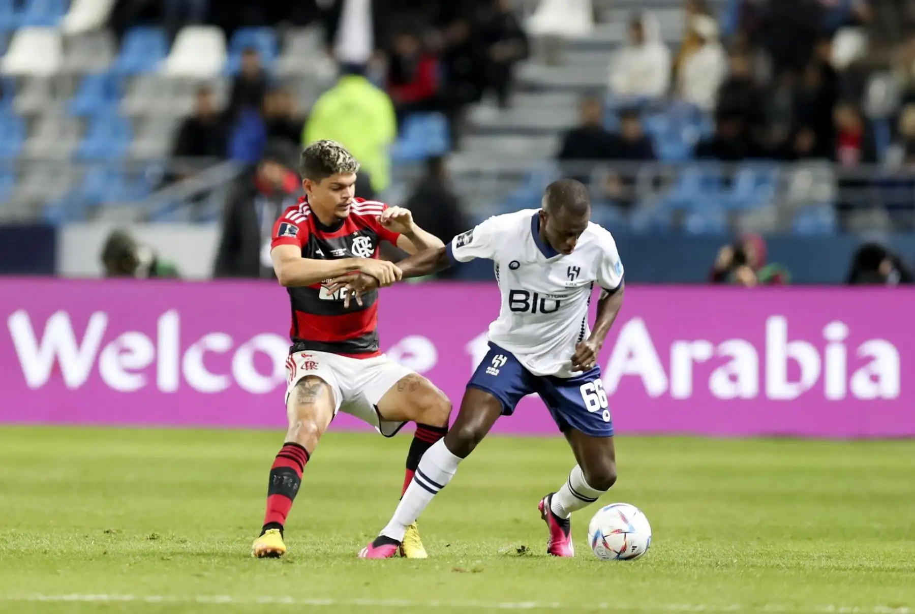 Ayrton Lucas de Flamengo en acción contra Saud Abdulhamid de Al Hilal durante el partido semifinal de la Copa Mundial de Clubes de la FIFA entre CR Flamengo y Al Hilal SFC en Tánger, Marruecos, el 07 de febrero de 2023.
Foto: EFE