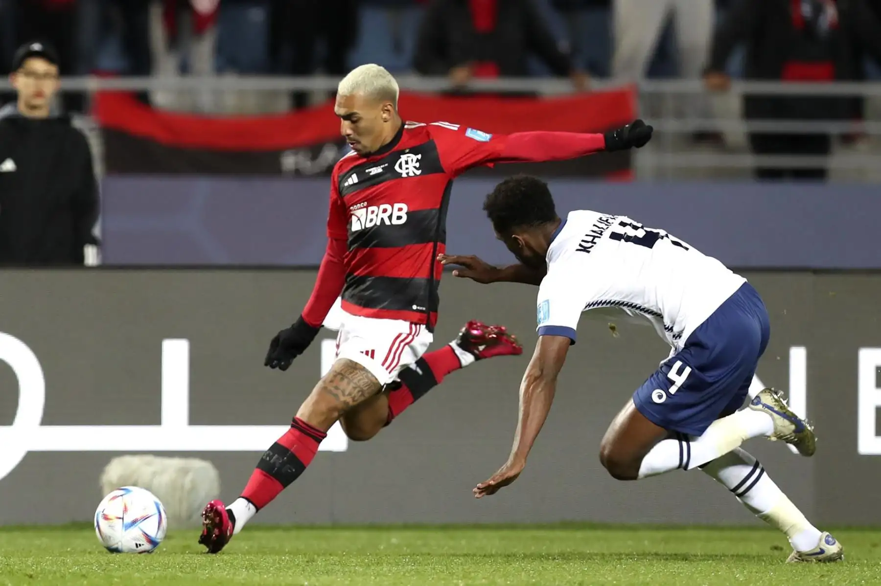 Matheuzinho de Flamengo en acción contra Khalifah Al Dawsari de Al Hilal durante el partido semifinal de la Copa Mundial de Clubes de la FIFA entre CR Flamengo y Al Hilal SFC en Tánger, Marruecos, el 07 de febrero de 2023.
Foto: EFE