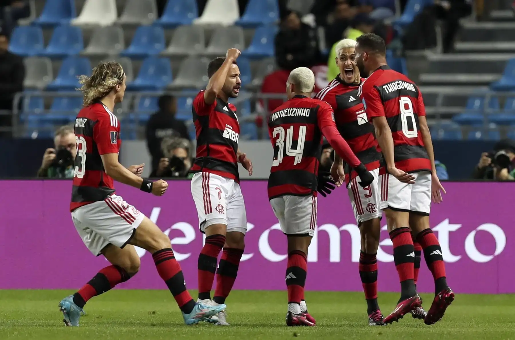 Pedro de Flamengo celebra con sus compañeros después de anotar el gol del empate 1-1 durante el partido de semifinales de la Copa Mundial de Clubes de la FIFA entre CR Flamengo y Al Hilal SFC en Tánger, Marruecos, el 07 de febrero de 2023.
Foto: EFE