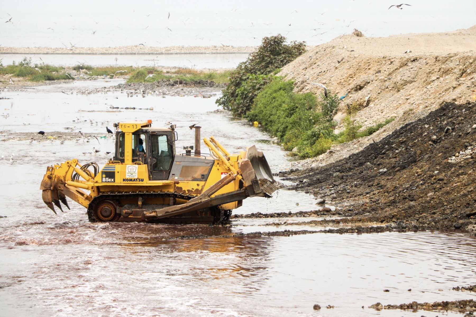 Ministerio de Vivienda desplaza maquinaria pesada en regiones para limpieza de ríos ante intensas lluvias.