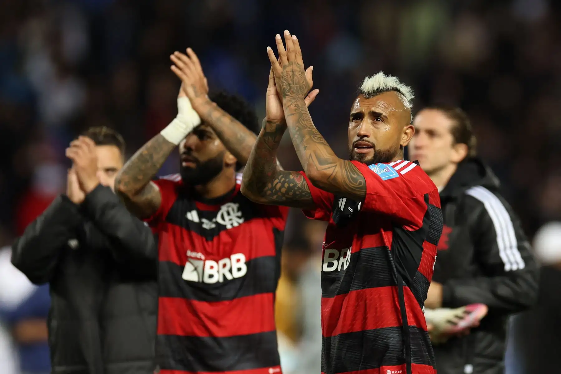 El delantero brasileño del Flamengo, Gabriel Barbosa, y el mediocampista chileno del Flamengo, Arturo Vidal, saludan a los fanáticos después de su derrota en el partido de fútbol de semifinales de la Copa Mundial de Clubes de la FIFA entre el Flamengo de Brasil y el Al-Hilal de Arabia Saudita en el estadio Ibn Batouta en Tánger el 7 de febrero de 2023.
Foto: AFP