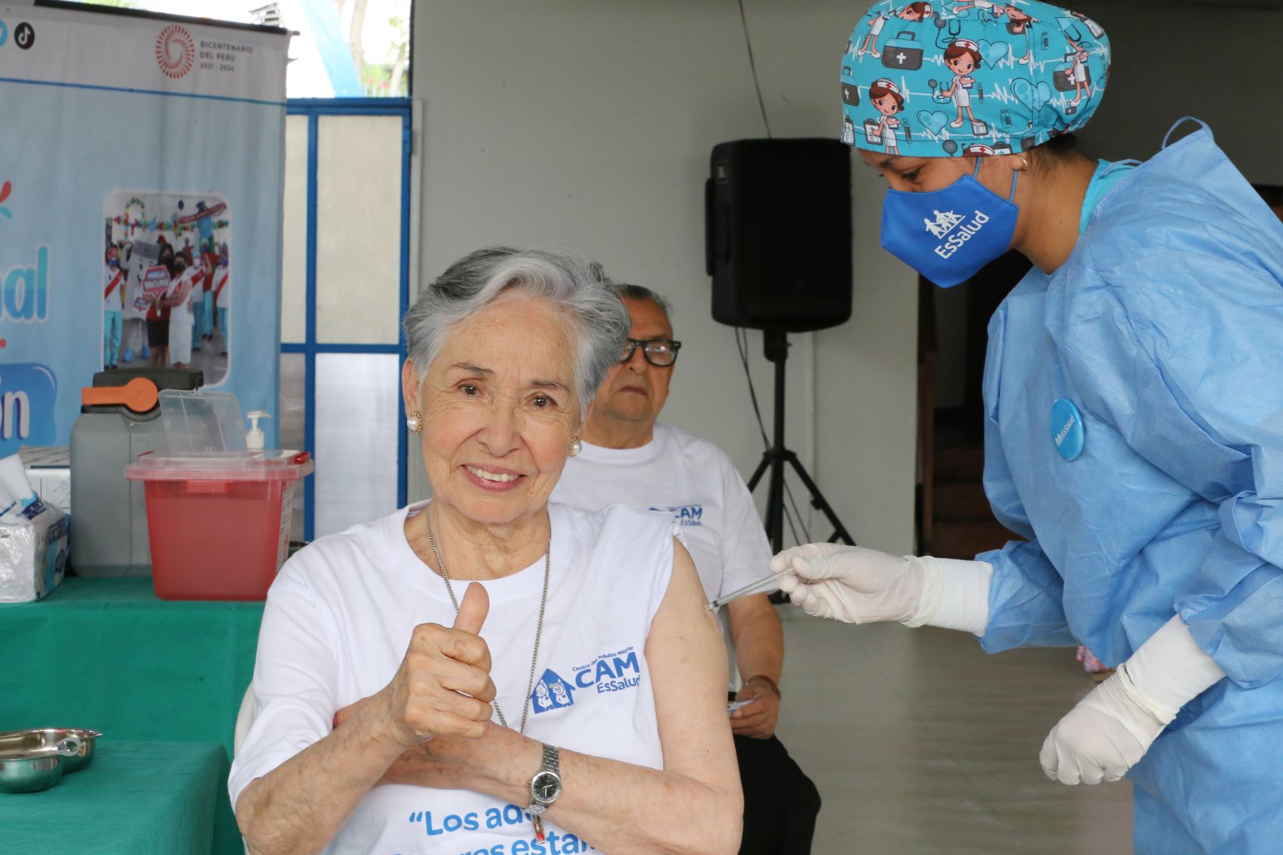 Los protagonistas fueron una pareja de esposos de 80 años, la Sra. Guillermina Paredes Santolaya y el Sr. Luis Alcázar Uribe, quienes en el 2021 fueron los primeros en recibir la vacuna contra la COVID-19 en dicho CAM y hoy repiten con la dosis de refuerzo. 
Foto: ANDINA/EsSalud