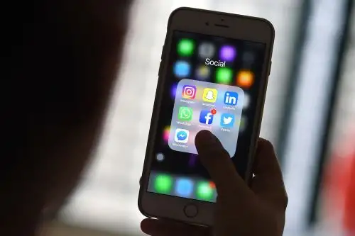 Esta foto muestra a una persona utilizando un teléfono inteligente con diversas aplicaciones (imagen referencial). Foto: AFP
