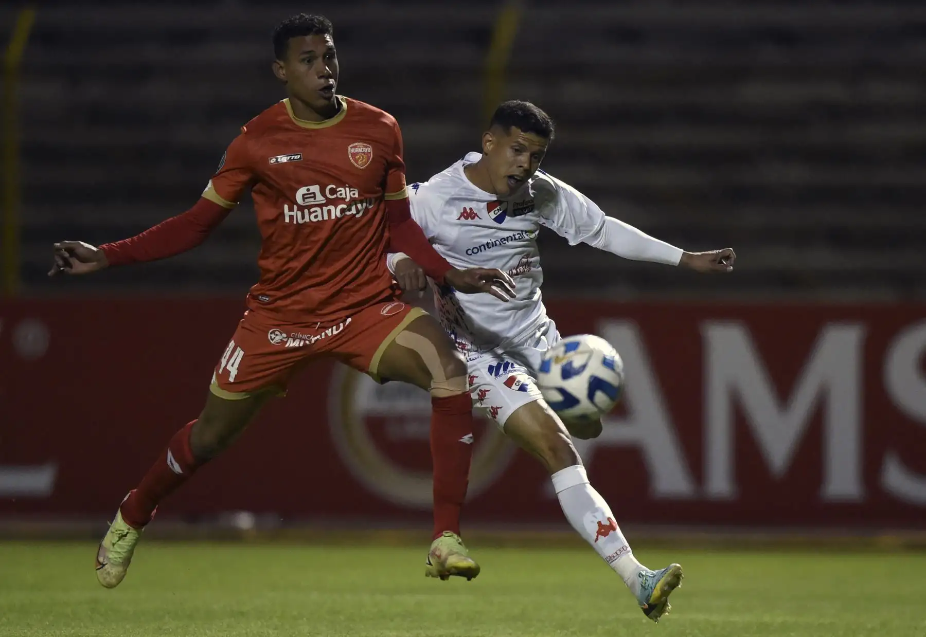 El defensor de Sport Huancayo, Juan Barreda, y el mediocampista de Nacional, Roberto Martínez, compiten por el balón durante el partido de ida de la etapa uno de la Copa Libertadores entre Sport Huancayo y Nacional, en el estadio de Huancayo, en Huancayo, Perú, el 7 de febrero de 2023.
Foto: AFP