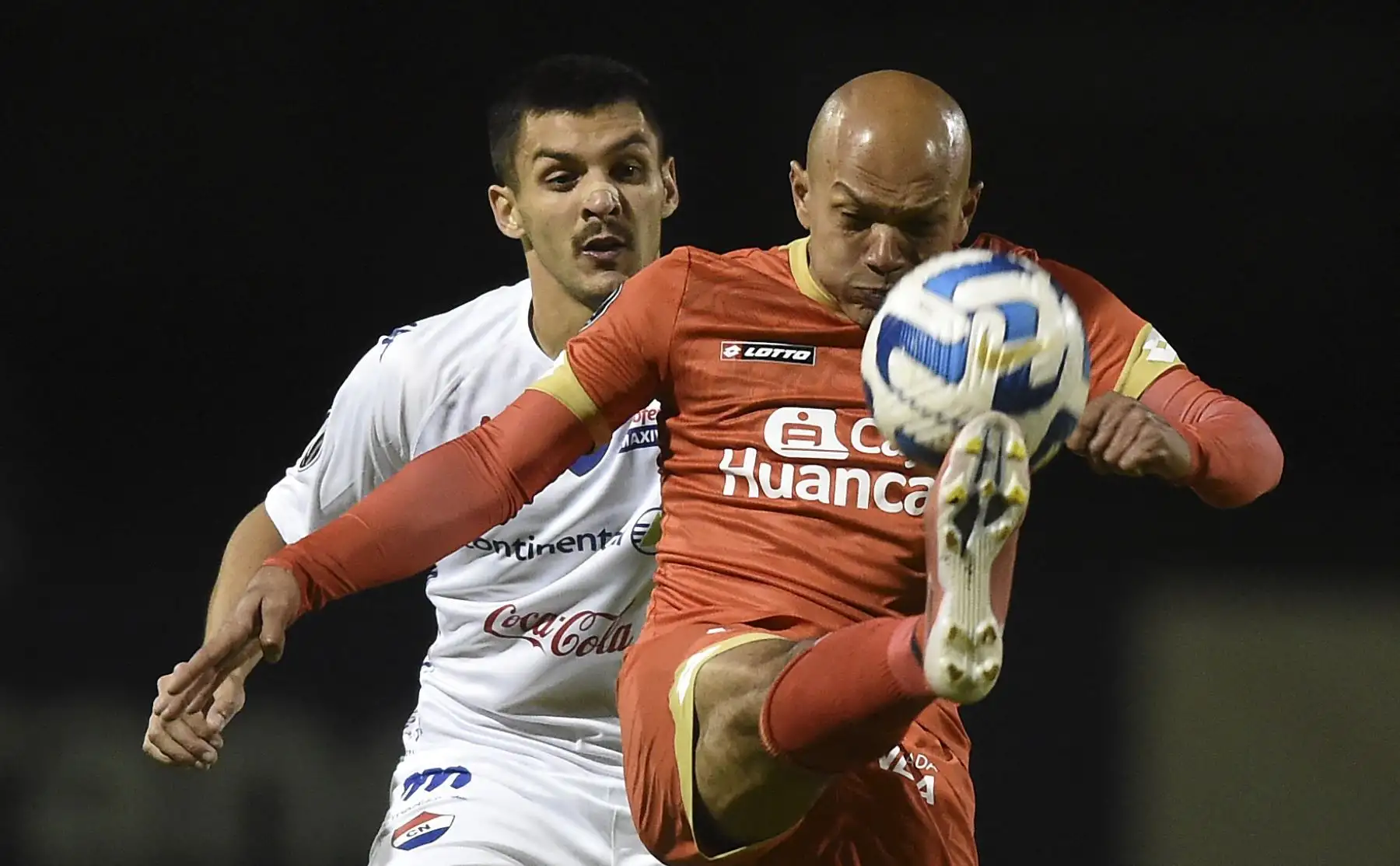 El defensor de Nacional Claudio Núñez y el delantero colombiano de Sport Huancayo, Juan Pérez, compiten por el balón durante el partido de ida de la etapa uno de la Copa Libertadores entre Sport Huancayo y Nacional, en el estadio de Huancayo, en Huancayo, Perú, el 7 de febrero de 2023.
Foto: AFP