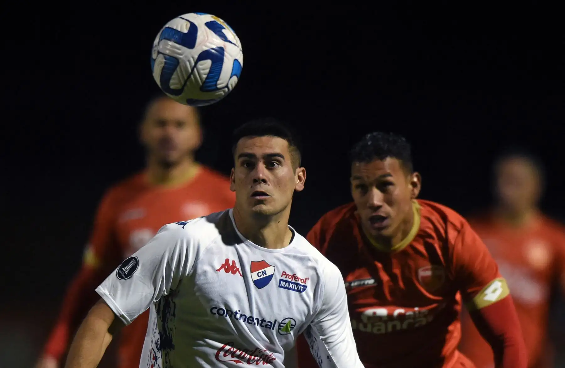 El delantero de Nacional Cristhian Ocampos y el defensa de Sport Huancayo Juan Barreda observan el balón durante el partido de ida de la etapa uno de la Copa Libertadores entre Sport Huancayo y Nacional, en el estadio de Huancayo, en Huancayo, Perú, el 7 de febrero de 2023.
Foto: AFP