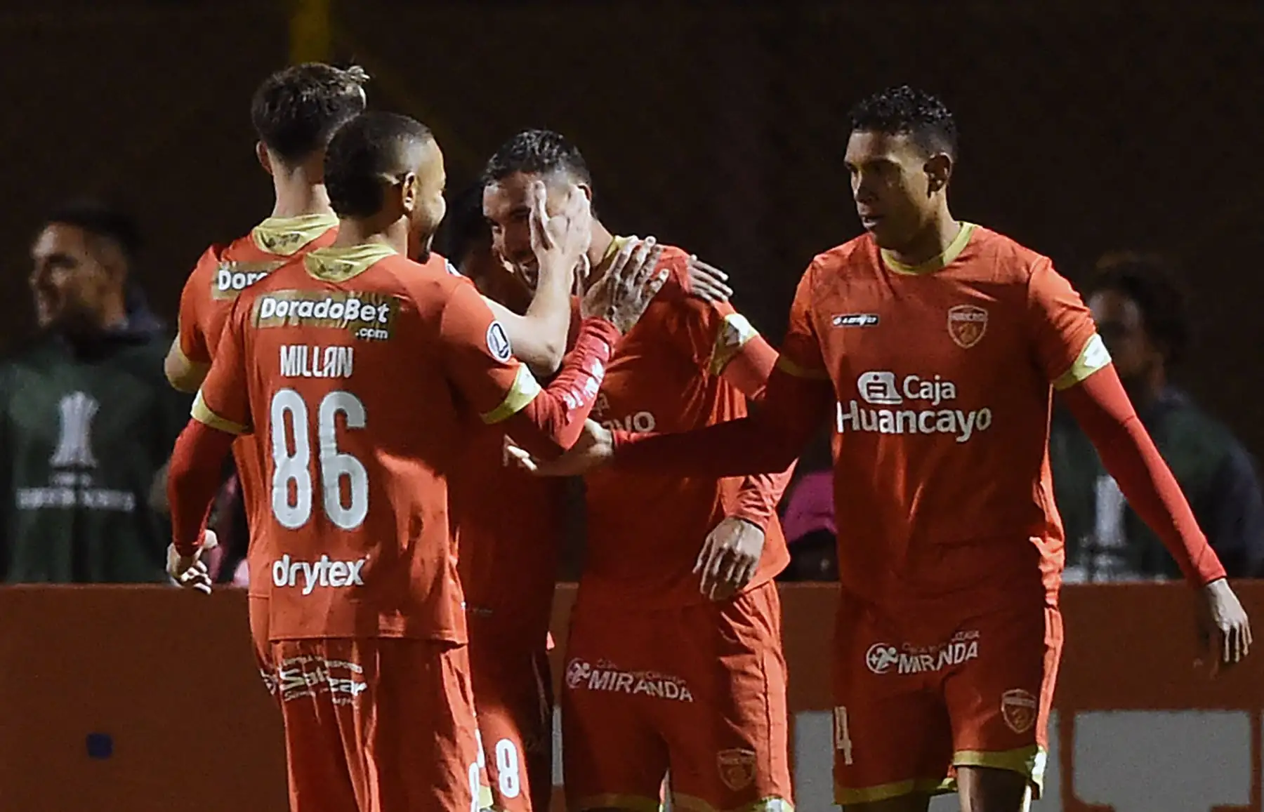 El delantero chileno de Sport Huancayo, Carlos Escobar, celebra con sus compañeros de equipo después de anotar contra Nacional durante el partido de ida de la etapa uno de la Copa Libertadores entre Sport HUancayo y Nacional, en el estadio de Huancayo, en Huancayo, Perú, el 7 de febrero de 2023.

Foto: AFP