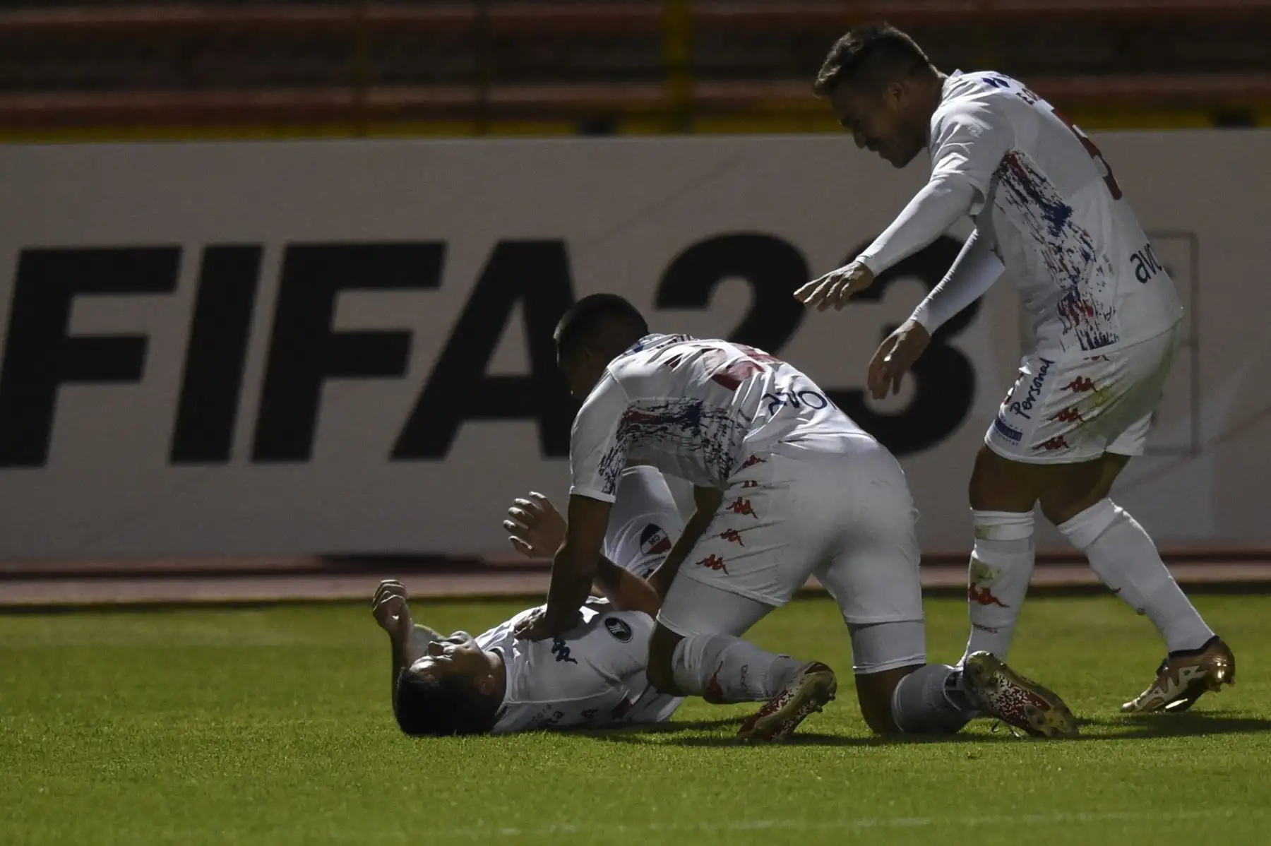 El delantero de Nacional Feliciano Brizuela celebra con sus compañeros después de anotar contra Sport Huancayo durante el partido de ida de la etapa uno de la Copa Libertadores entre Sport Huancayo y Nacional, en el estadio de Huancayo, en Huancayo, Perú, el 7 de febrero de 2023.
Foto: AFP