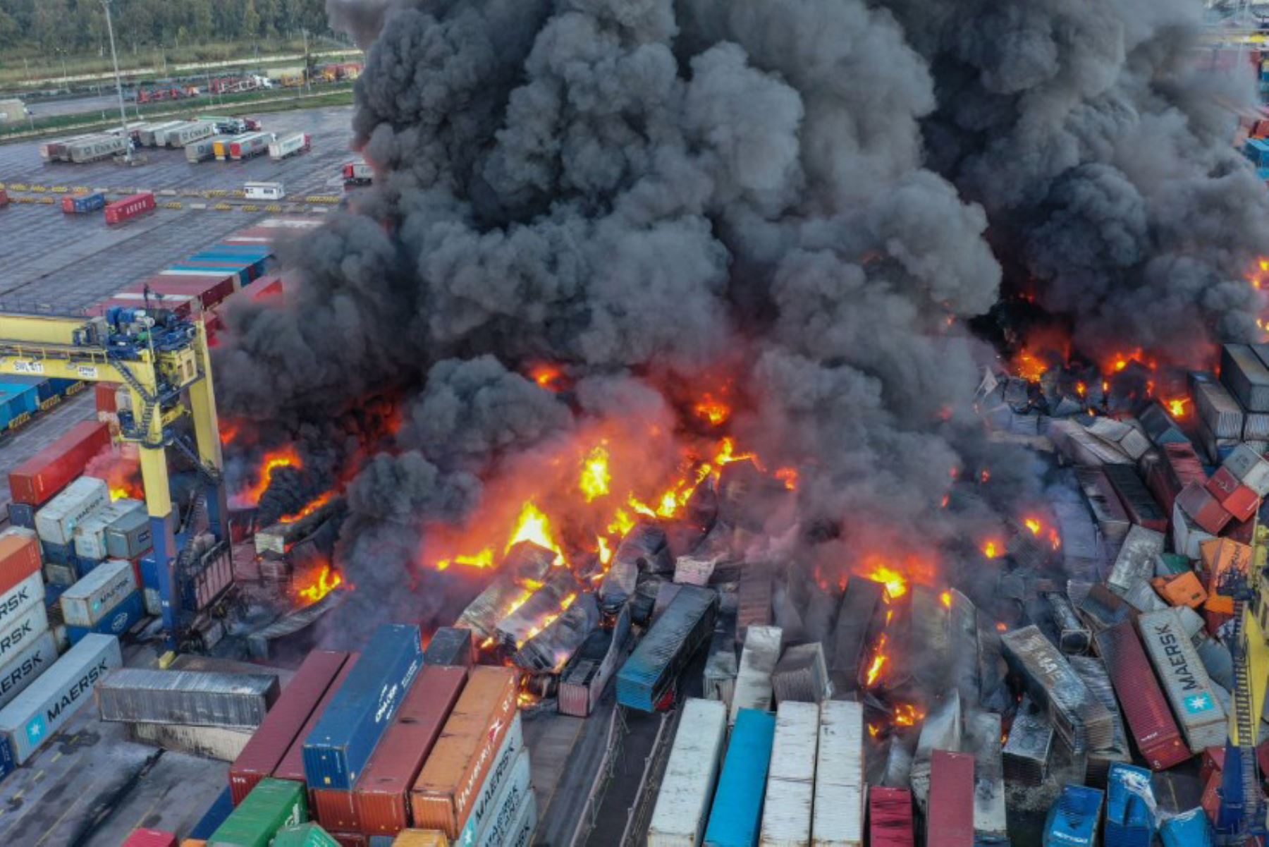 Humo saliendo de contenedores en llamas en el puerto de Iskenderun en Hatay. Foto: AFP