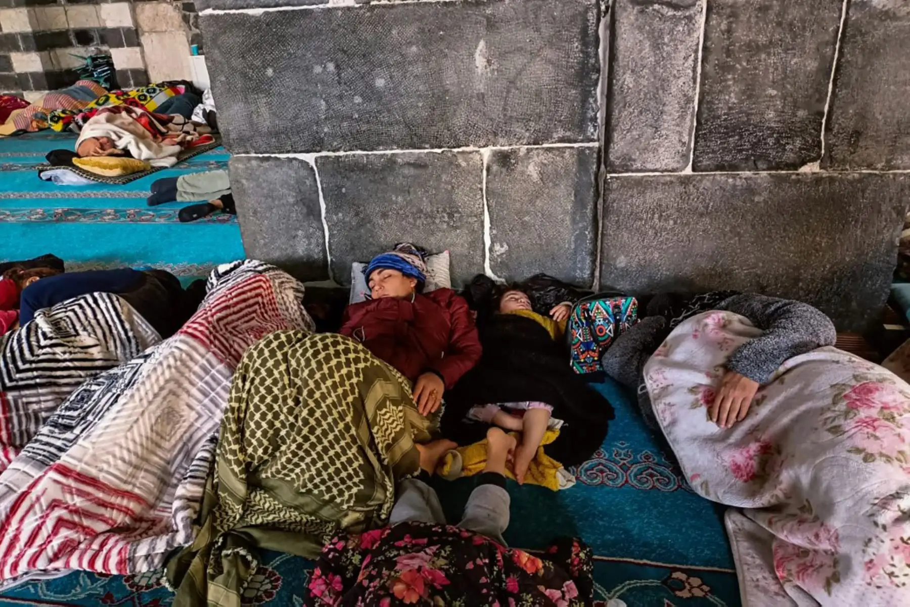 La gente descansa en la histórica Gran Mezquita, donde encontraron refugio, dos días después de que un fuerte terremoto azotara la región, en la ciudad de Diyarbakir, en el sureste de Turquía. Foto: AFP