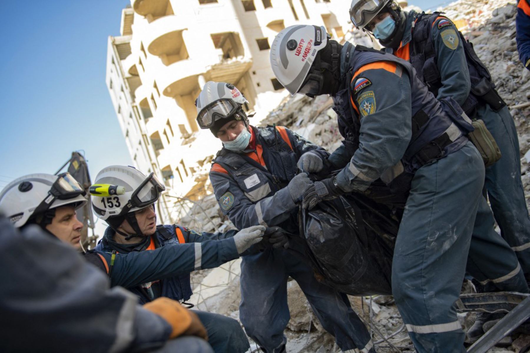 Rescatistas rusos recuperan un cuerpo de entre los escombros de un edificio derrumbado en la ciudad de Jableh, en la provincia de Latakia, al noroeste de la capital Damasco. Foto: AFP