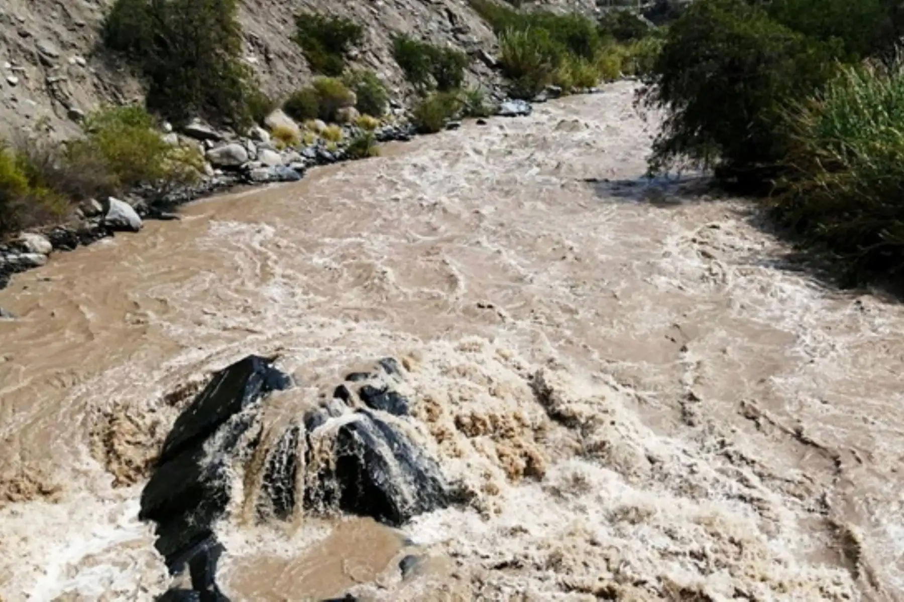 Advierten aumento del nivel en el río Cañete por intensas lluvias.