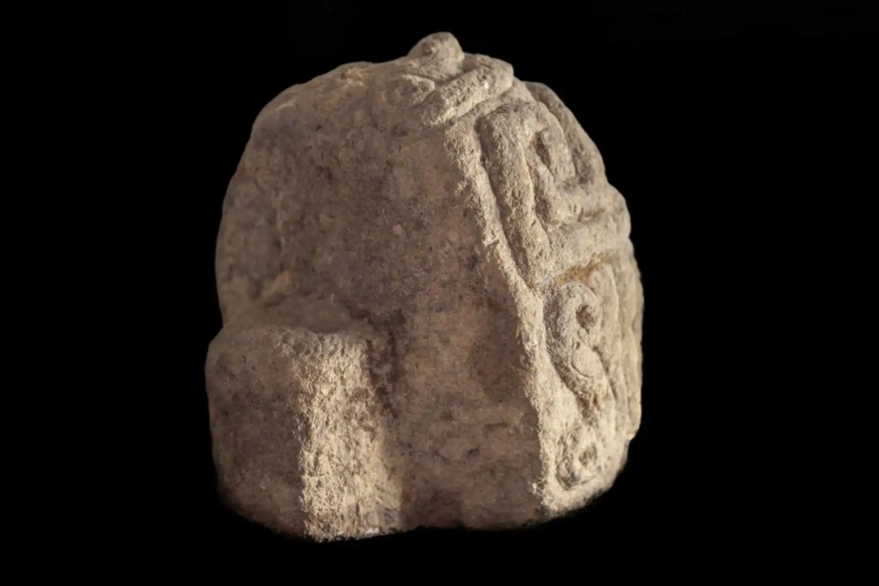 Ministro de Cultura de Suiza, muestra una escultura peruana incautada por la aduana suiza. Los suizos devolvieron una gran cabeza tallada en piedra a Perú, donde fue esculpida hace unos 2.500 años por las civilizaciones más antiguas del país. Foto: AFP