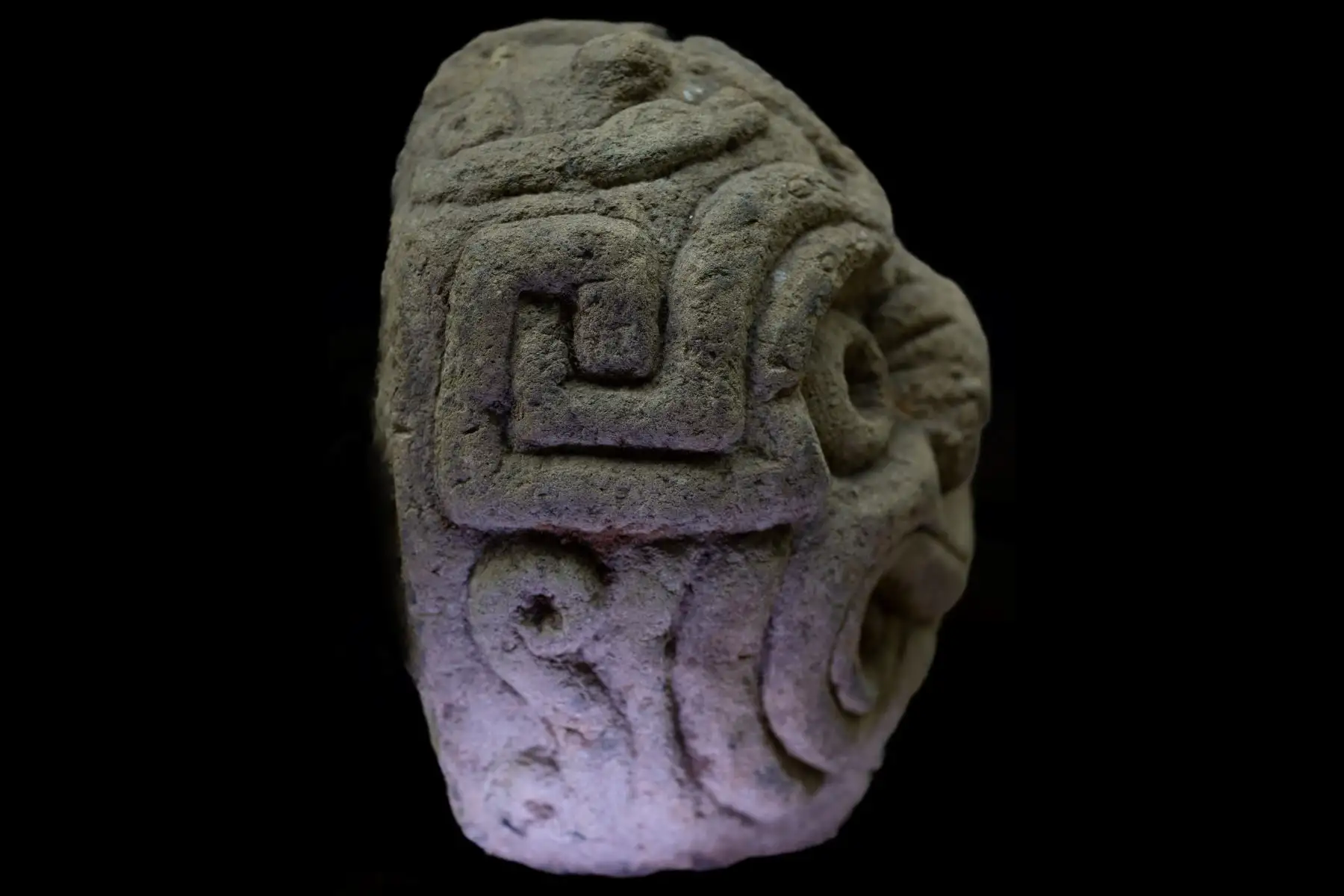 Ministro de Cultura de Suiza, muestra una escultura peruana incautada por la aduana suiza. Los suizos devolvieron una gran cabeza tallada en piedra a Perú, donde fue esculpida hace unos 2.500 años por las civilizaciones más antiguas del país. Foto: AFP