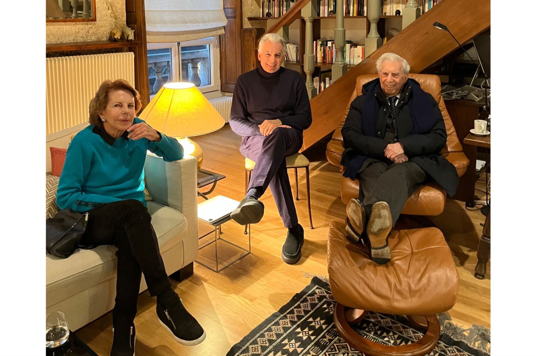 Mario Vargas Llosa junto a su hijo y ex esposa en París  Foto. EFE