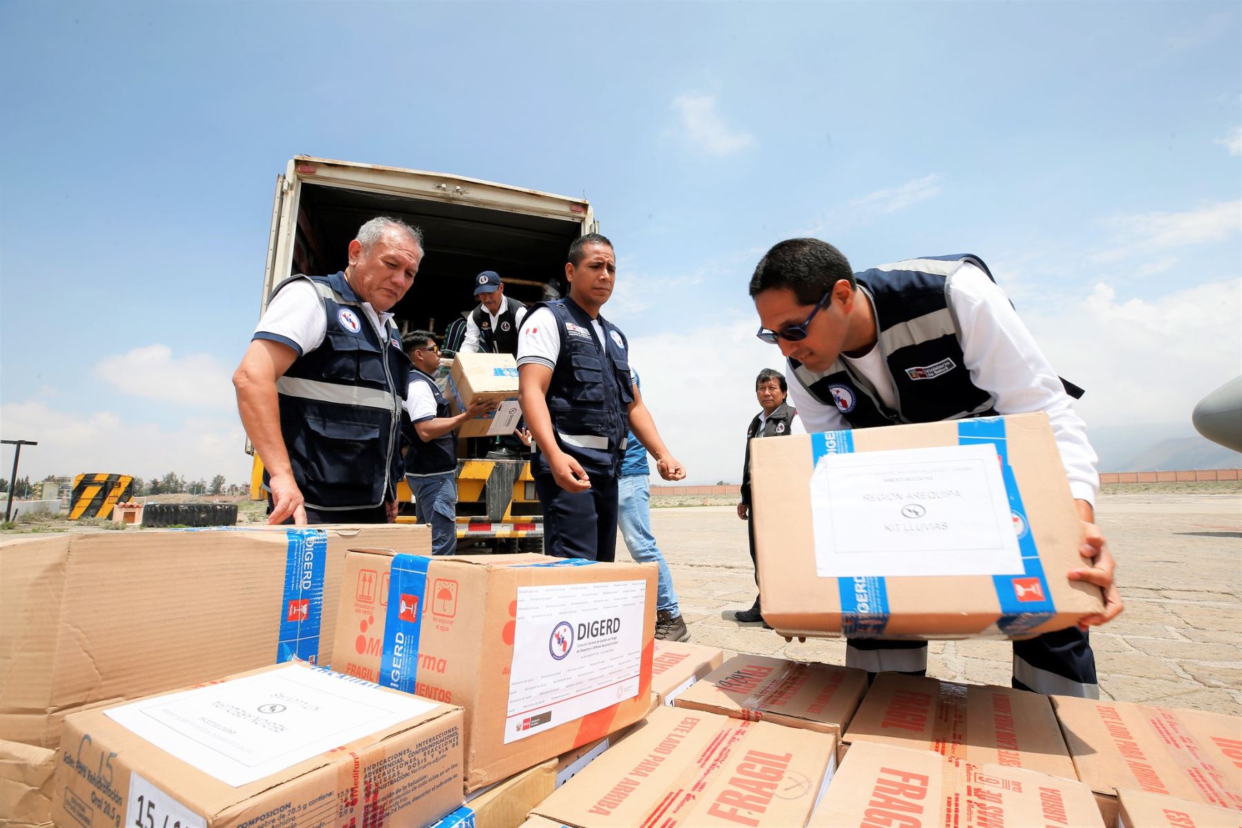 Un lote con más de 250 kilos de medicamentos trasladó el Ministerio de Salud a la zona afectada por el huaico en el distrito de Mariano Nicolás Valcárcel, provincia de Camaná, región Arequipa.