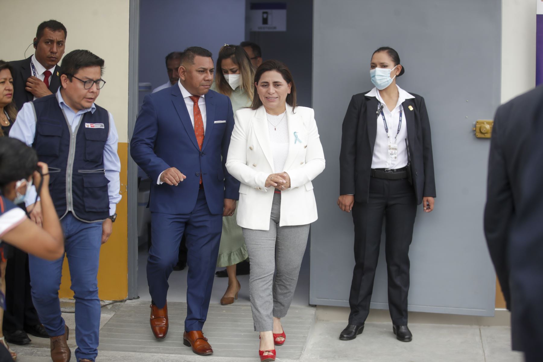 La ministra de Salud, Rosa Gutiérrez,  inauguró un equipo de densitometría ósea en el hospital Cayetano Heredia, el cual beneficiará a los pacientes de Lima Norte.

Foto: ANDINA/Juan Carlos Guzmán Negrini.