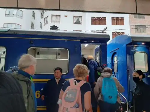A las 05:50 horas partió el primer tren de la ruta Ollantaytambo-Machu Picchu con el que se reanudó este servicio después de varias semanas.