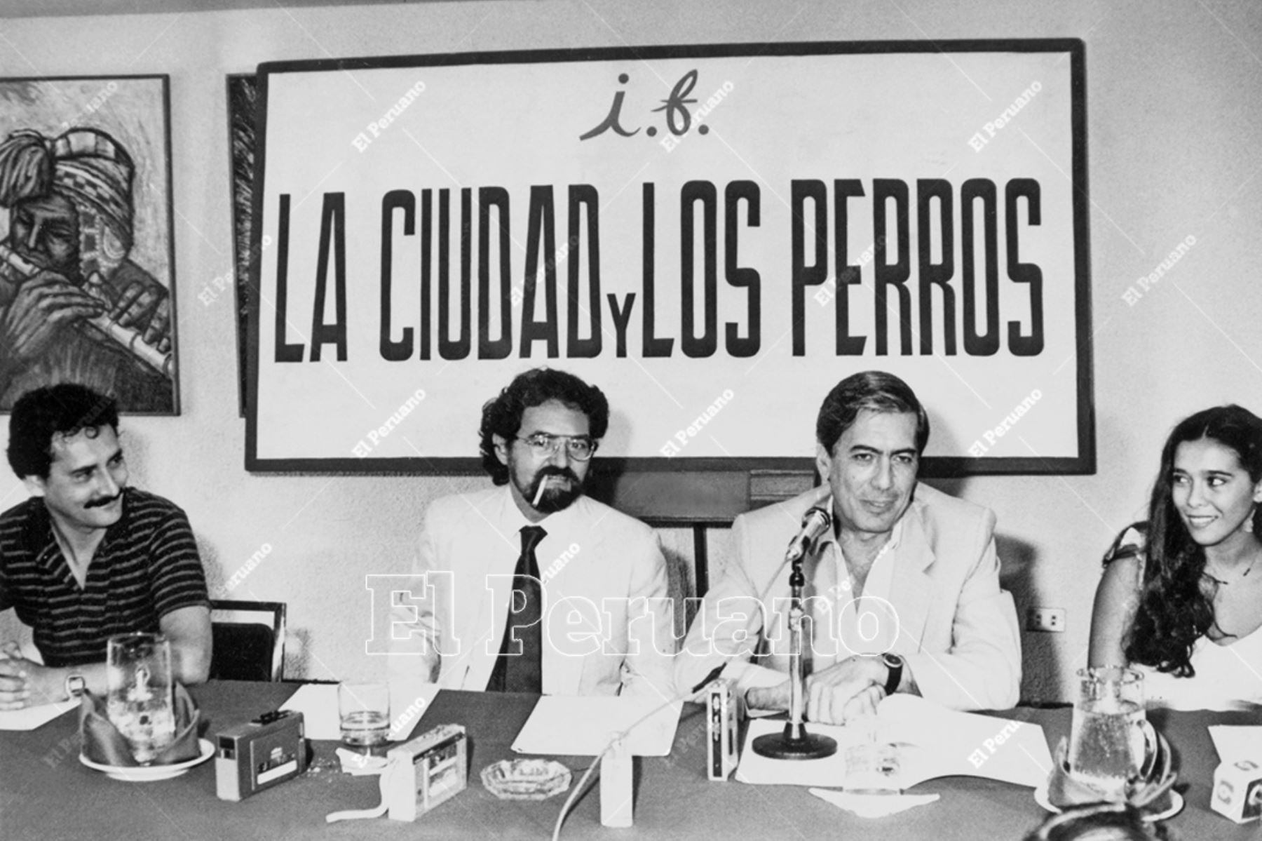 Lima - 22 febrero 1985 /  Mario Vargas Llosa junto a Francisco Lombardi y el actor Gustavo Bueno durante una conferencia sobre el rodaje de la pelicula La  ciudad y los perros. Foto: Archivo Histórico de El Peruano / Manuel Cahua