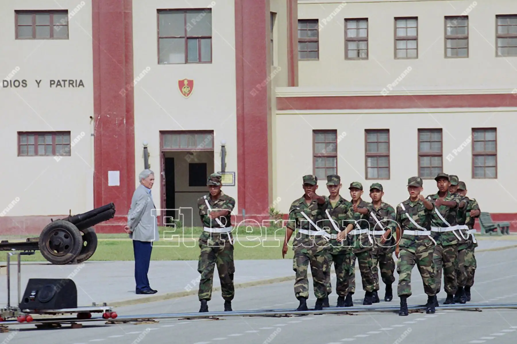 Callao - 14 febrero 2002 / El escritor Mario Vargas LLosa visita el Colegio Militar Leoncio Prado con ocasión de la filmación de un documental de la televisión británica. El colegio fue escenario principal de su obra La ciudad y los perros. Foto: Archivo Histórico de El Peruano