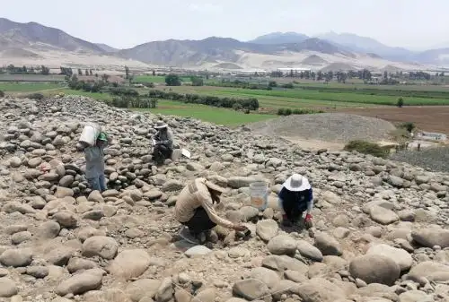 El sitio arqueológico Miraflores, ubicado en el distrito de Aucallama, provincia de Huaral, y construido hace 3,500 años a.C., constituye uno de los templos ceremoniales del periodo Formativo más grandes de la Costa central peruana.