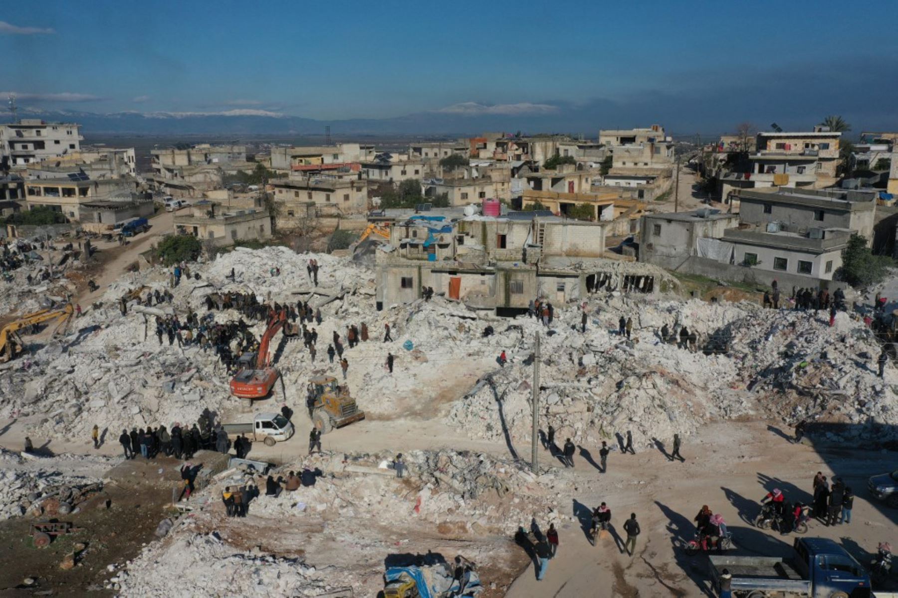 Rescatistas buscan sobrevivientes entre los escombros de un edificio derrumbado en la ciudad de Harim, en la provincia de Idlib, en el noroeste de Siria. Foto: AFP