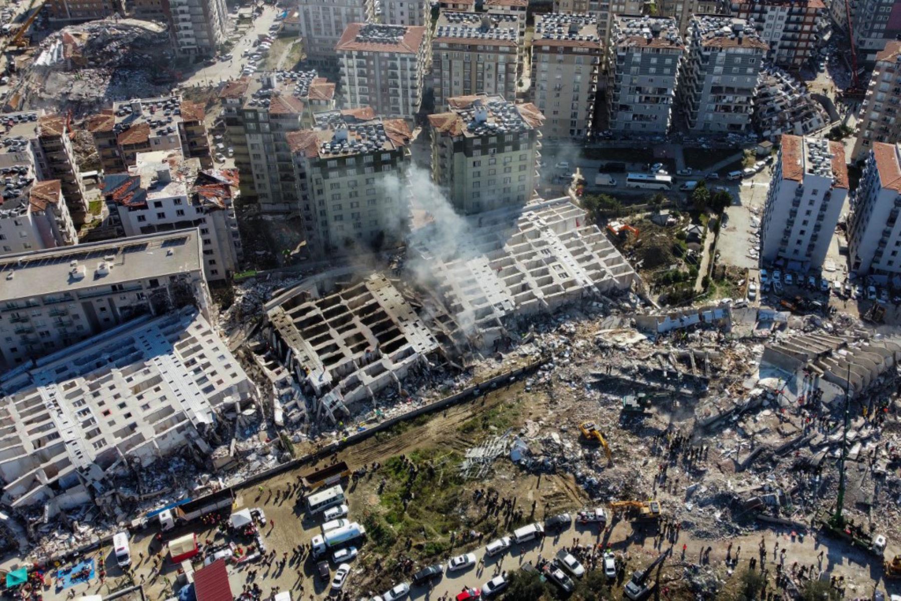 Edificios derrumbados en Hatay, sureste de Turquía, dos días después de que un fuerte terremoto azotara la región. Foto: AFP