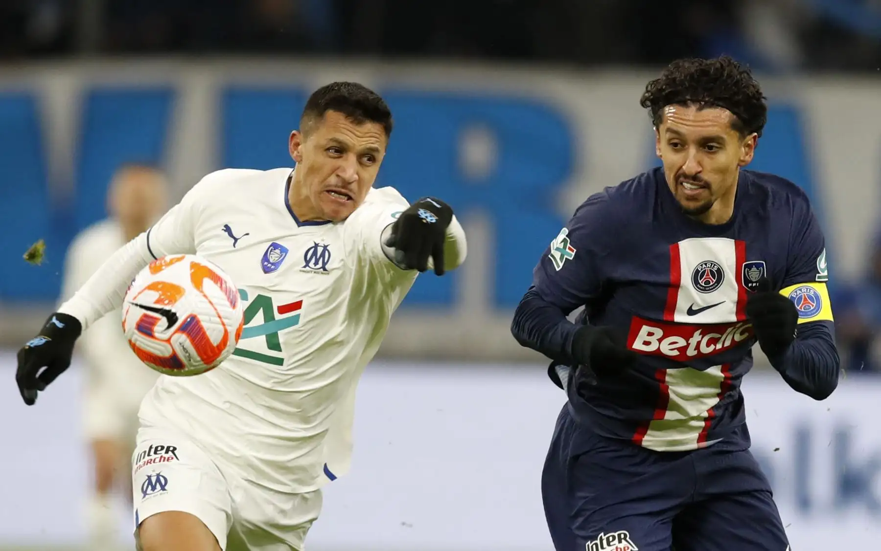 Alexis Sanchez (izq.) del Olympique de Marsella y Marquinhos (der.) del Paris Saint Germain en acción durante el partido de octavos de final de la Copa de Francia entre el Olympique de Marsella y el Paris Saint Germain, en Marsella, sur de Francia, el 8 de febrero de 2023.

Foto: EFE