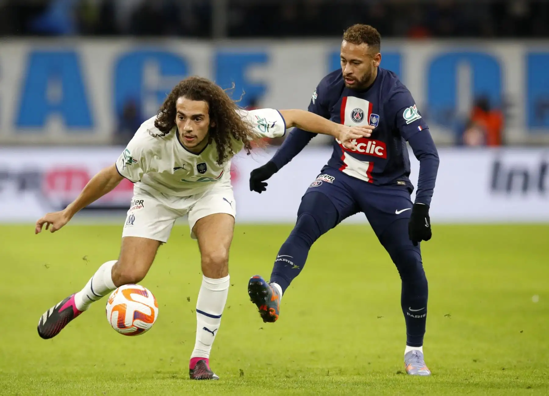 Matteo Guendouzi (izquierda) del Olympique de Marsella y Neymar Jr (derecha) del Paris Saint Germain en acción durante el partido de octavos de final de la Copa de Francia entre el Olympique de Marsella y el Paris Saint Germain, en Marsella, en el sur de Francia, el 8 de febrero de 2023.


Foto: EFE