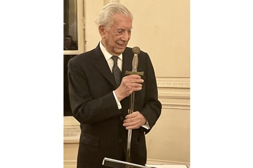Mario Vargas Llosa recibe su espada de académico francés, hecha en Toledo.