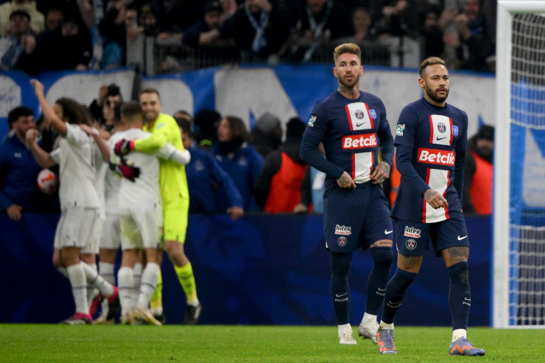 El defensa español del Paris Saint-Germain, Sergio Ramos (2.º a la derecha), y el delantero brasileño del Paris Saint-Germain, Neymar (derecha), salen de la cancha mientras los jugadores del Marsella celebran después de ganar el partido de fútbol de octavos de final de la Copa de Francia entre el Olympique de Marsella (OM) y el París Saint-Germain (PSG) en el Stade Velodrome de Marsella, sur de Francia, el 8 de febrero de 2023.


Foto: AFP