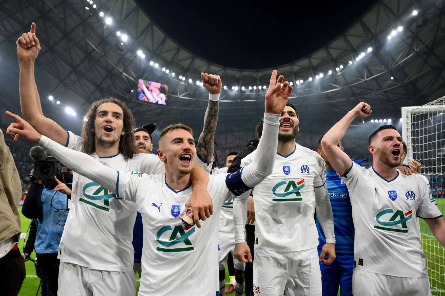 Los jugadores del Marsella celebran después de ganar el partido de fútbol de octavos de final de la Copa de Francia entre el Olympique de Marsella (OM) y el Paris Saint-Germain (PSG) en el Stade Velodrome de Marsella, en el sur de Francia, el 8 de febrero de 2023.


Foto: AFP