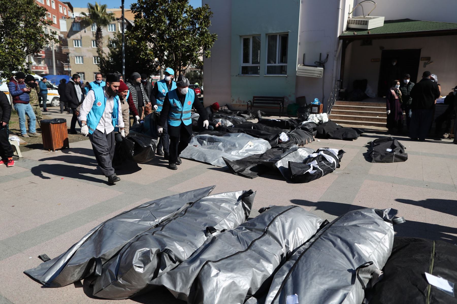 Los restos de los muertos por el terremoto son llevados a un cementerio para su entierro en Hatay, Turquía. Foto. EFE