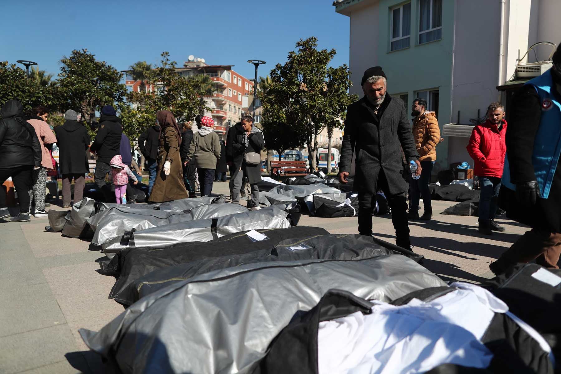 Los restos de los muertos por el terremoto son llevados a un cementerio para su entierro en Hatay, Turquía. Foto. EFE