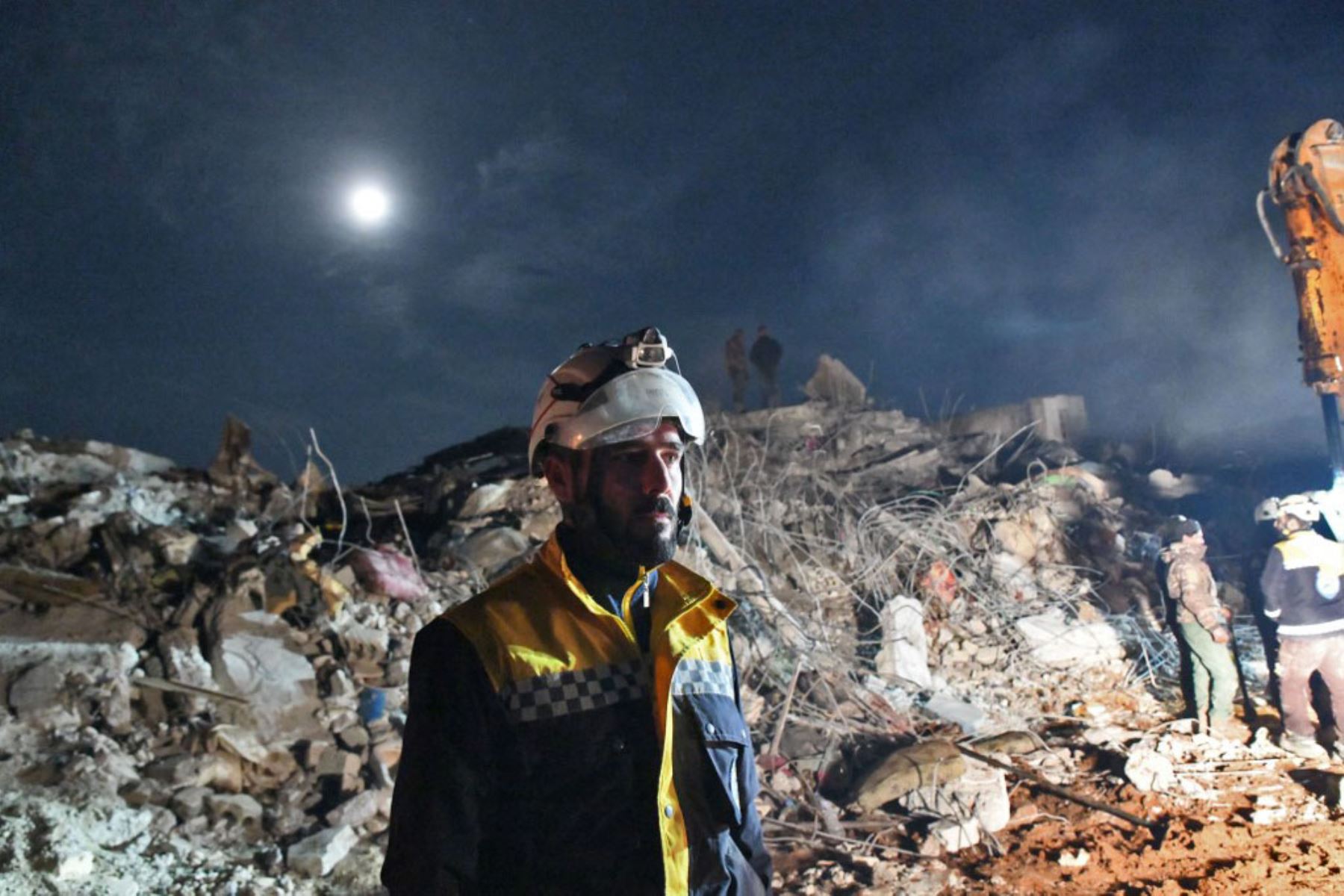 Un miembro de la defensa civil siria, conocido como los Cascos Blancos, se para cerca de los escombros de un edificio derrumbado por el terremoto. Foto: AFP