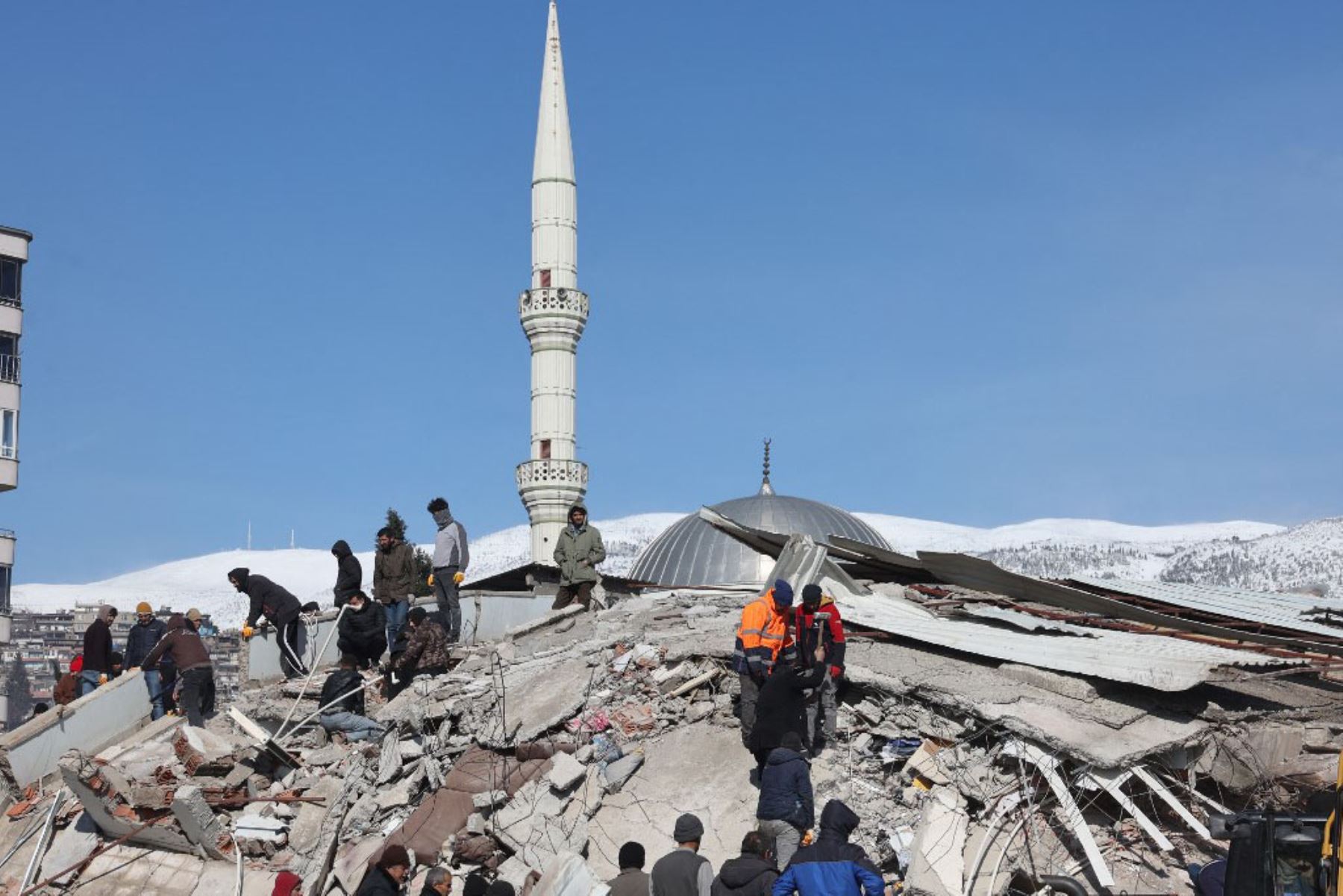 Rescatistas y civiles buscan sobrevivientes bajo los escombros de los edificios derrumbados en Kahramanmaras, cerca del epicentro del terremoto. Foto: AFP